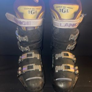 Range skii boots size 8 womens (purple) or the ones with pink are men’s 10.5